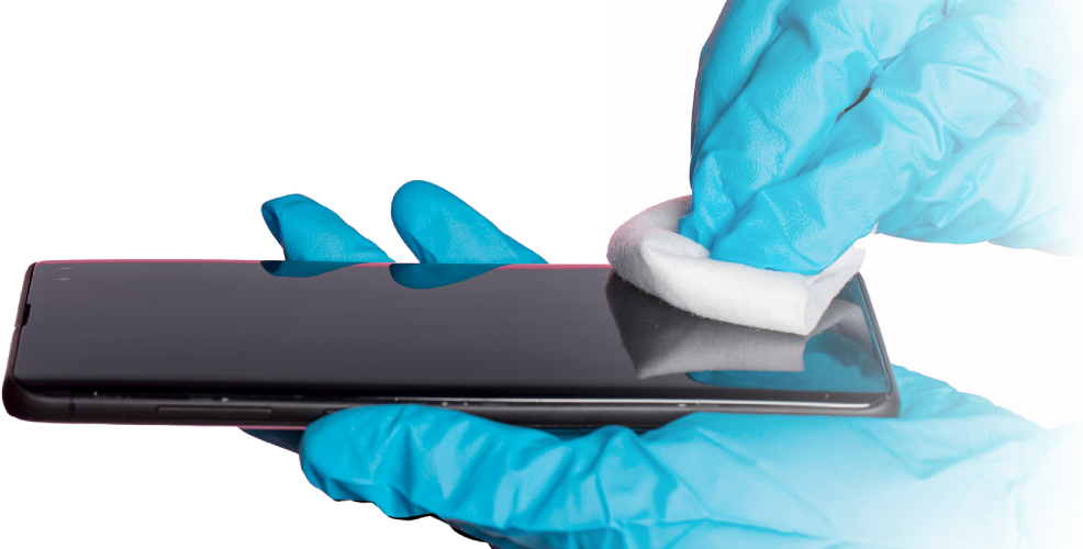 Poco ekranını temizleyen bir el